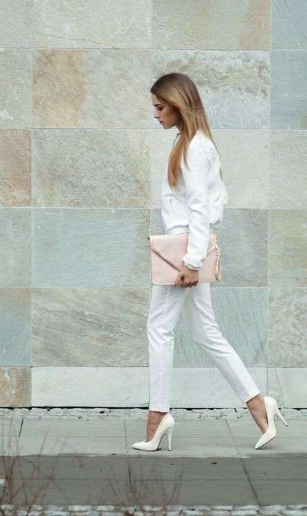 Look in total white con accessori rosa