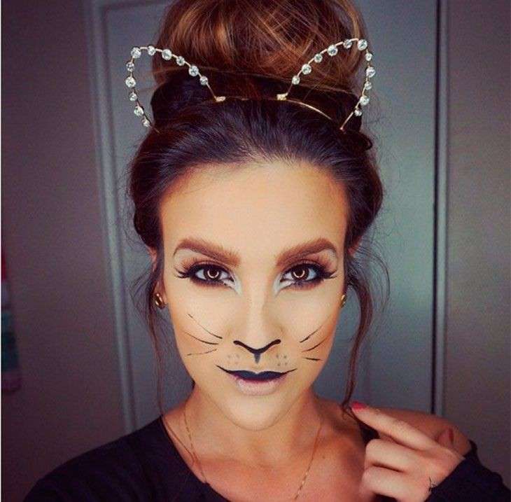 Make up da gatta con angolo interno luminoso