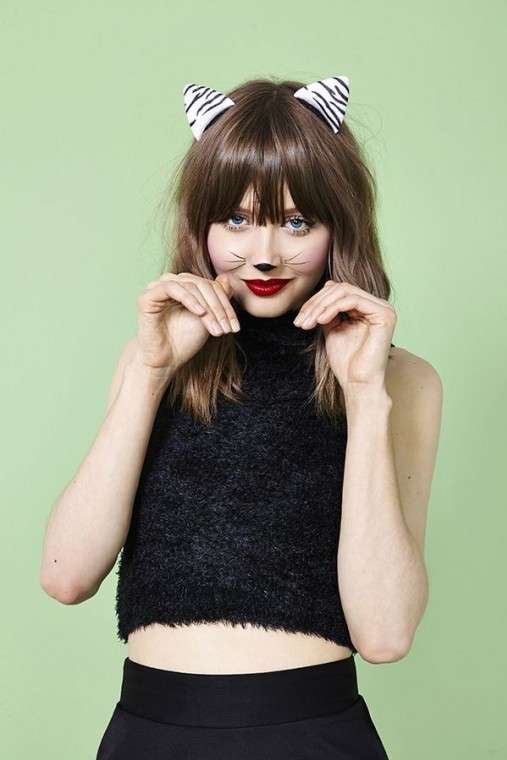 Make up da gatta con rossetto rosso