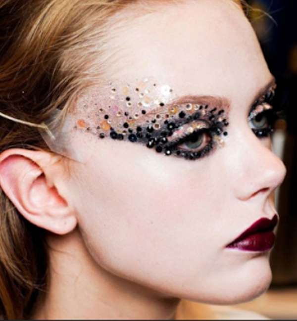 Make up da strega con occhi paillettes