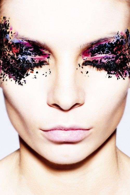 Make up occhi colorato con paillettes nere