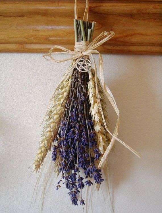Mazzo di lavanda e spighe di grano