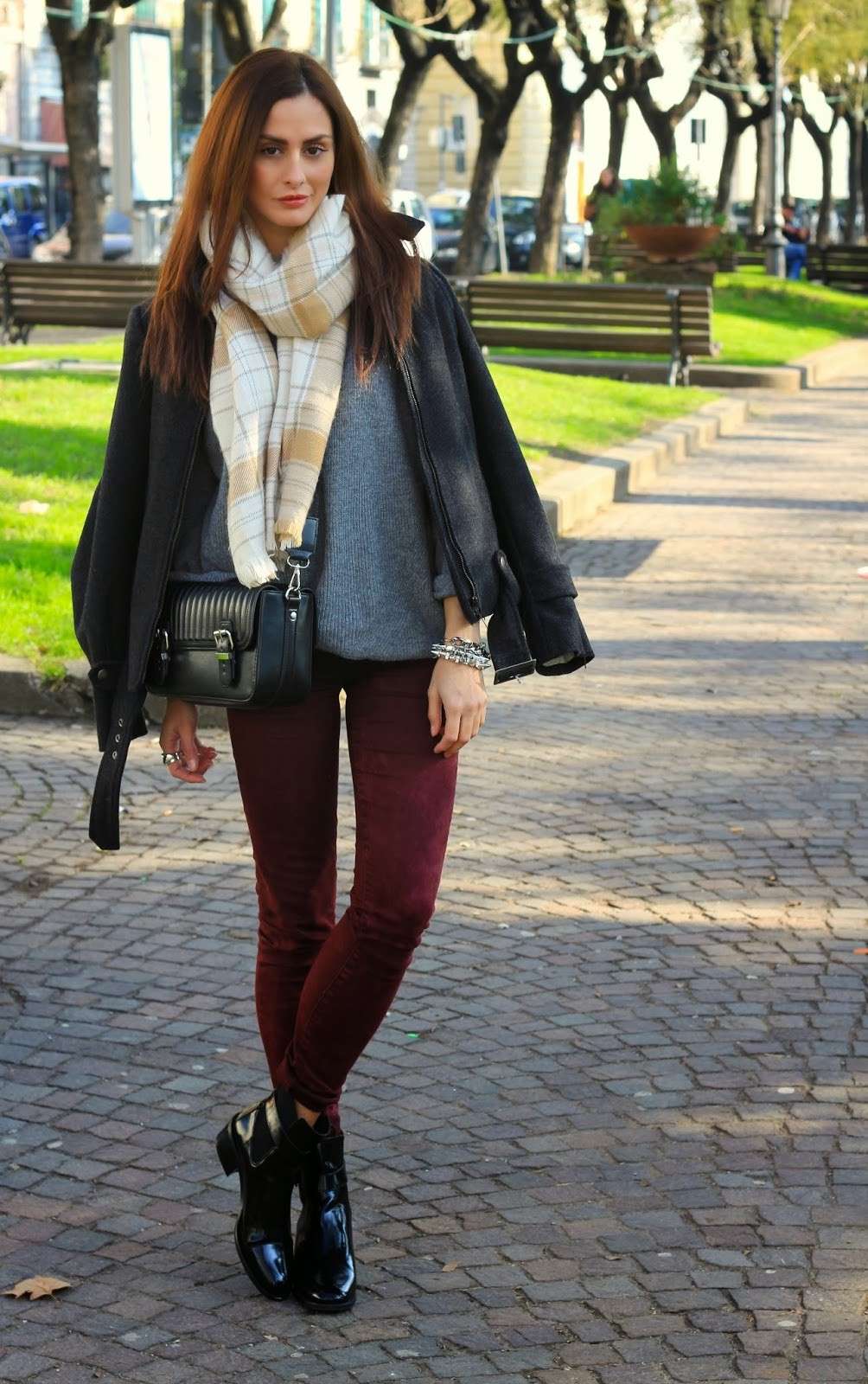 Pantaloni bordeaux e capi in pelle