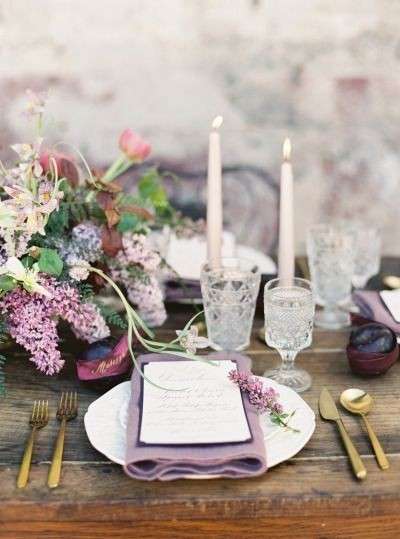 Tavola decorata con la lavanda