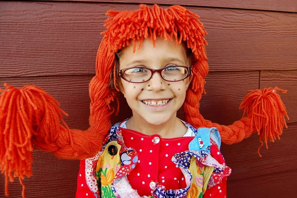 Trecce rosse e costume variopinto