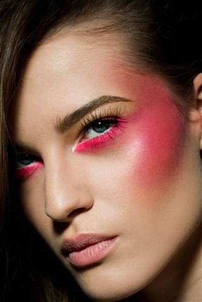 Trucco con blush intenso