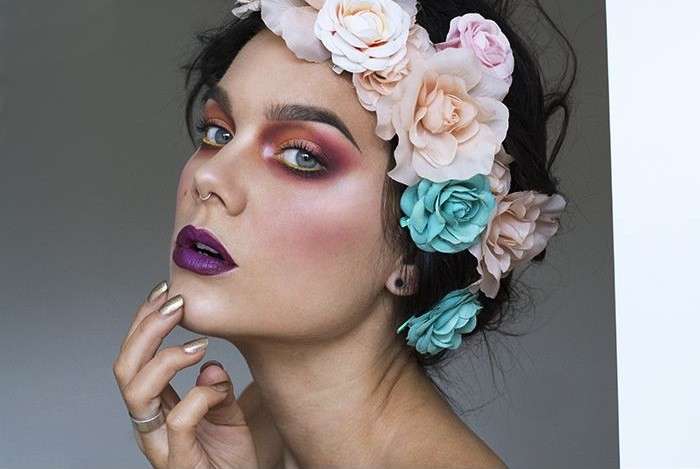 Trucco con labbra viola per Canrevale