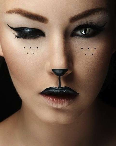 Trucco da gatta con eyeliner e matita nera