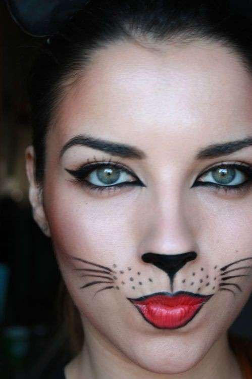 Trucco da gatta con labbra rosse