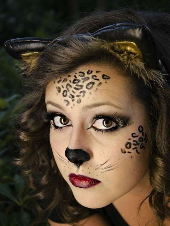 Trucco da gatta con macule sul viso