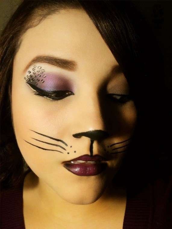 Trucco da gatta per Carnevale nei toni del vinaccia