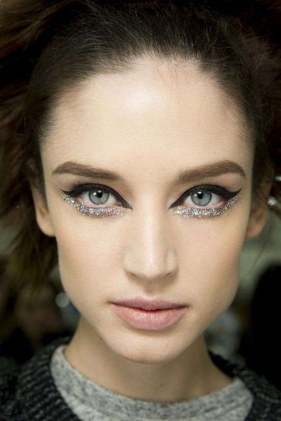 Trucco occhi con eyeliner e glitter