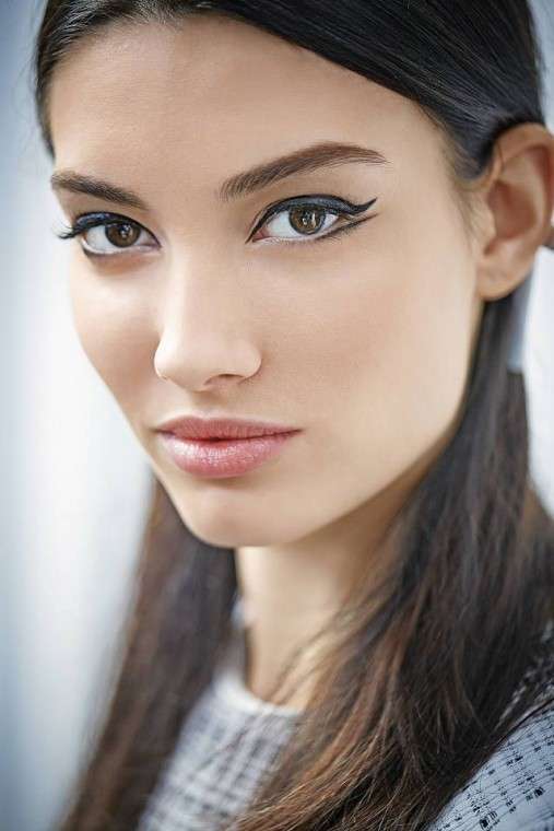 Trucco occhi da gatta con doppia linea di eyeliner