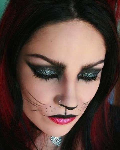 Trucco occhi da gatta con ombretto glitterato verde