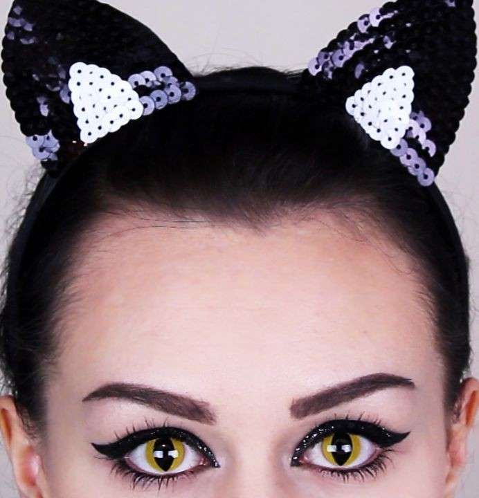 Trucco occhi da gatta e orecchie in paillettes