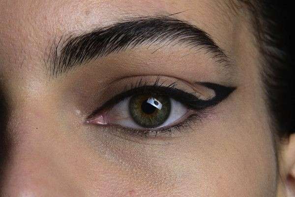 Trucco occhi da gatta particolare con eyeliner