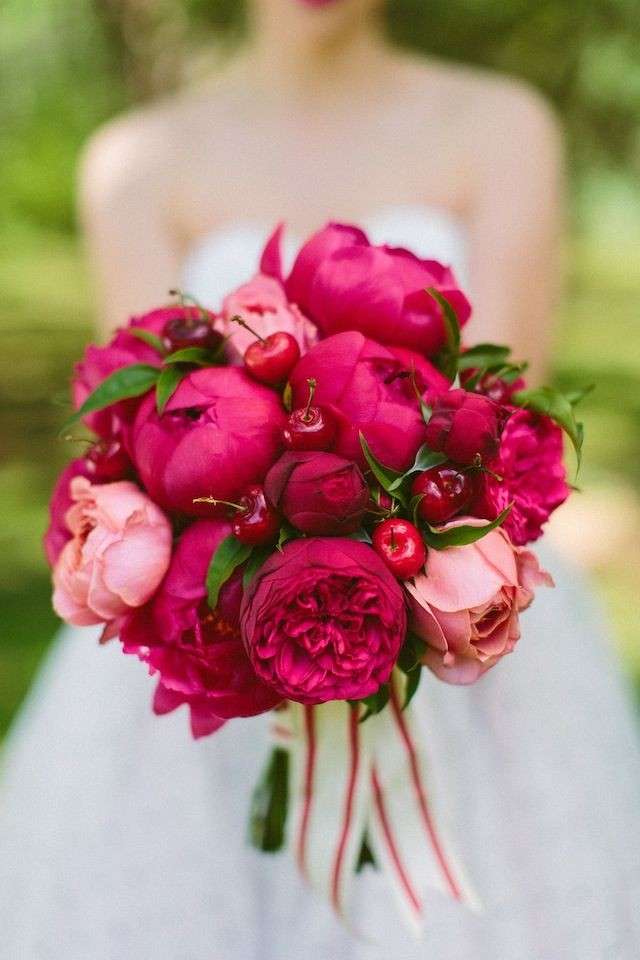 Bouquet con peonie e ciliegie