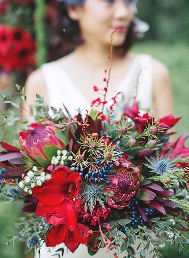 Bouquet invernale con frutti e fiori