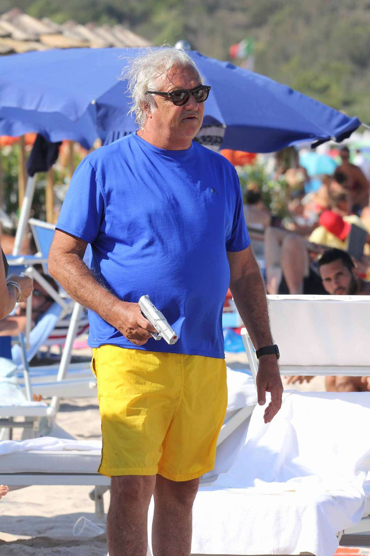 Il manager in costume in spiaggia