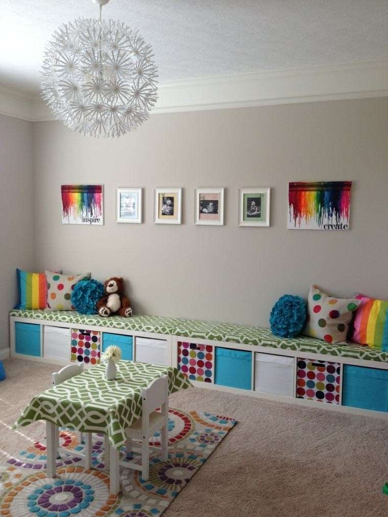 Panca colorata per sedersi
