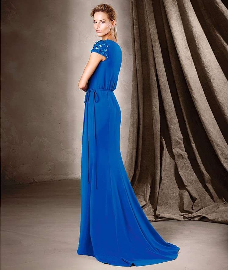 Abito blu con strascico Pronovias