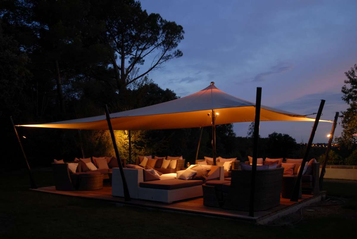 Arredare un gazebo con giardino