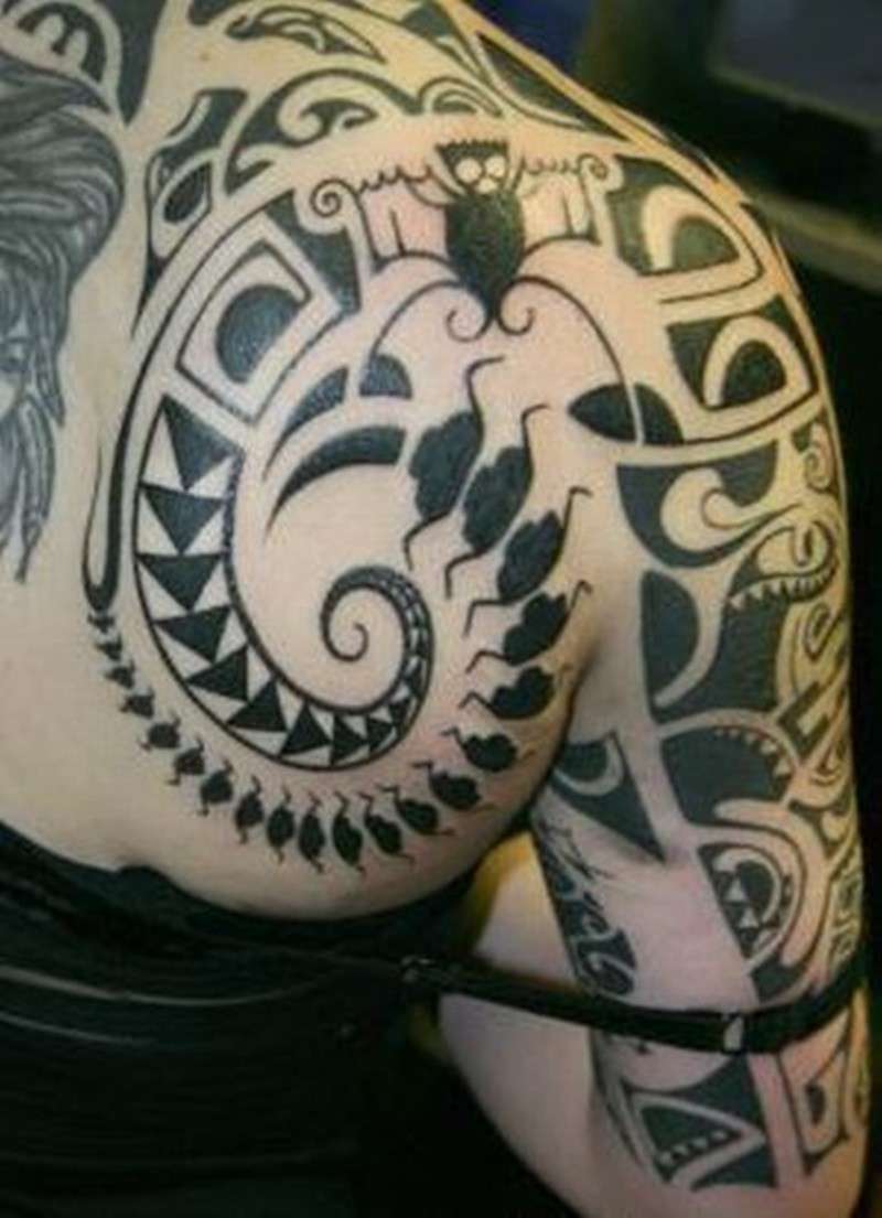 Tattoo Maori femminile sulla spalla