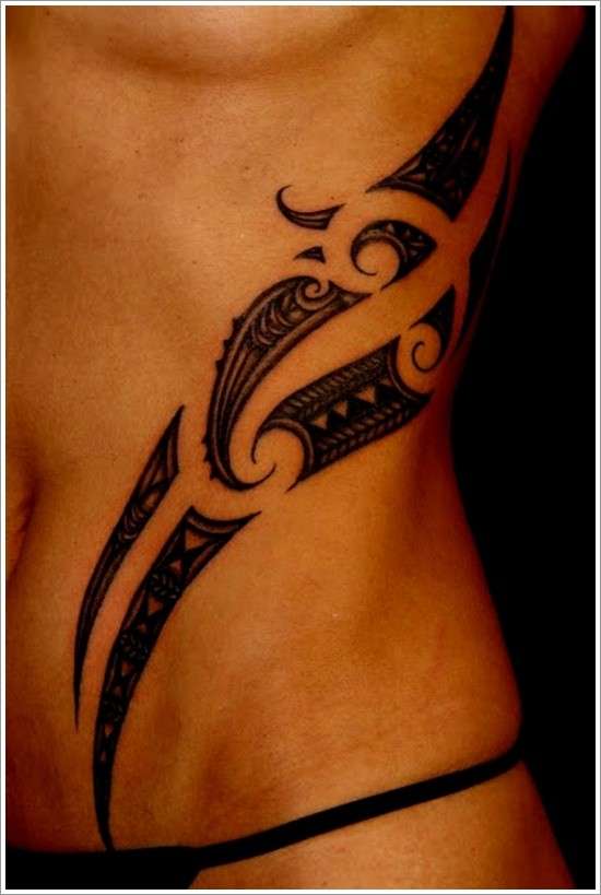 Tattoo Maori sul fianco