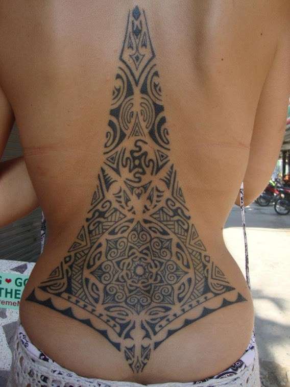 Tatuaggio in stile Maori sulla schiena