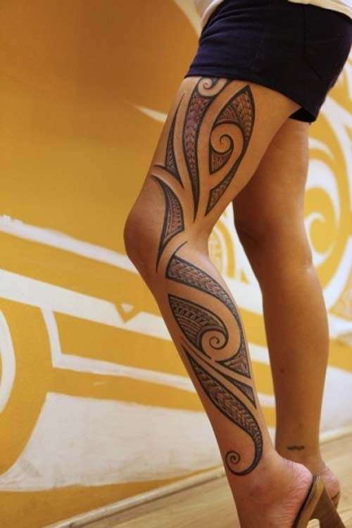 Tatuaggio tribale sulla gamba