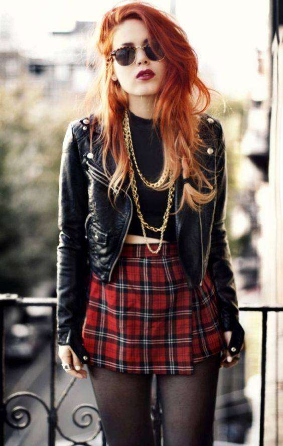 Gonna tartan e giacca di pelle