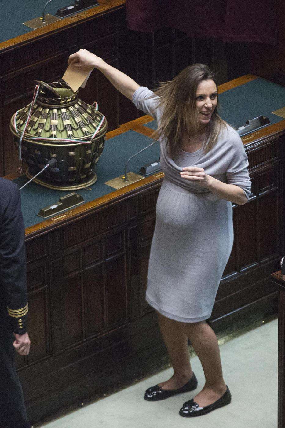 La campionessa incinta con il pancione alla Ssduta inaugurale della XVII legislatura