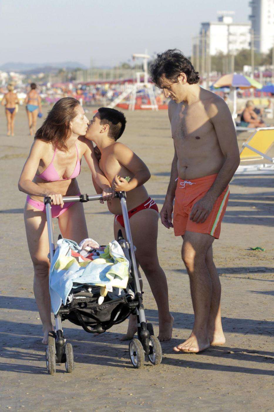 La coppia vip con i figli Pietro e Andrea in spiaggia