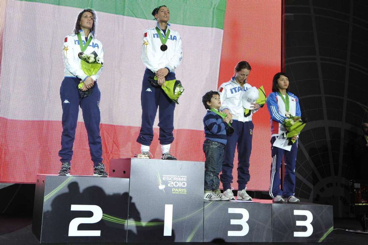 La schermitrice vince la medaglia d'oro a squadre ai Mondiali di Parigi 2010