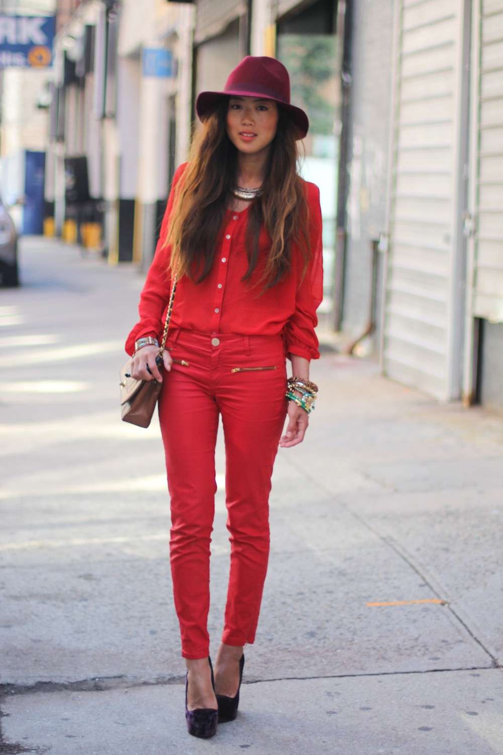 Look in rosso con accessori a contrasto