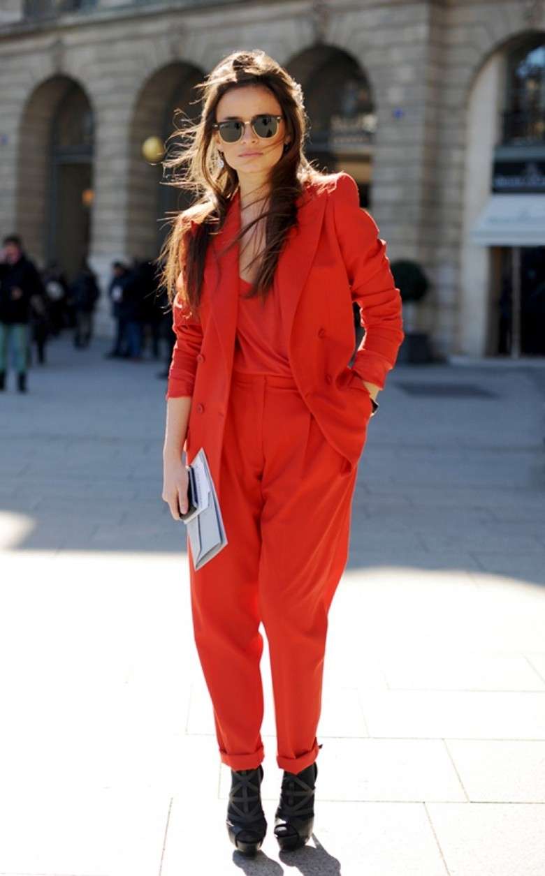 Look in total red con scarpe nere