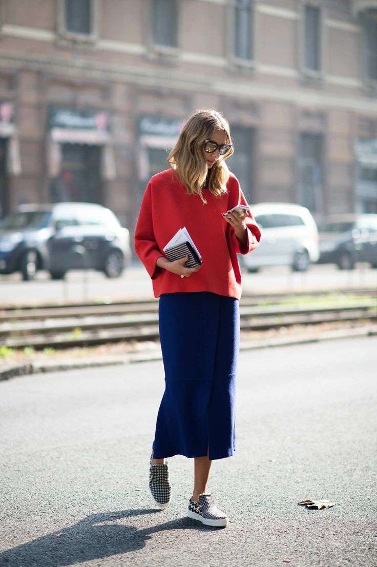 Maglione rosso e gonna blu