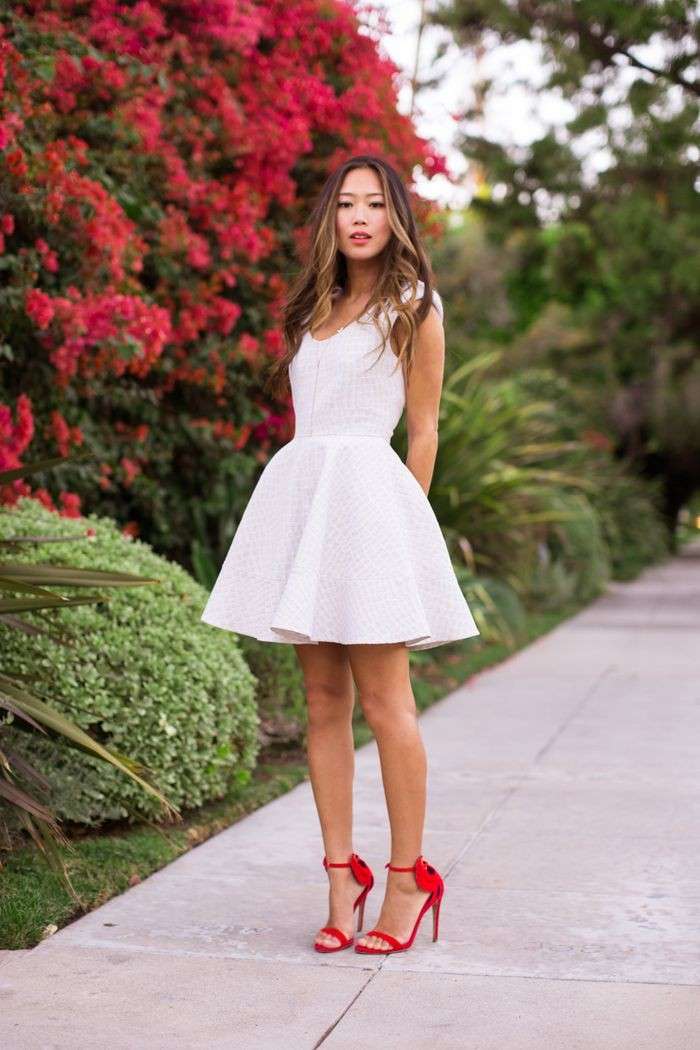 Minidress bianco e scarpe rosse