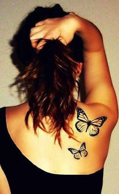 Tatuaggio con due farfalle sulla schiena