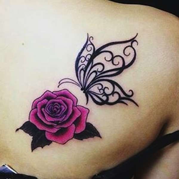 Tatuaggio con farfalla tribale e rosa
