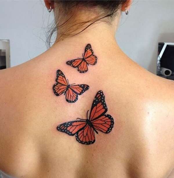 Tatuaggio con farfalle rosse