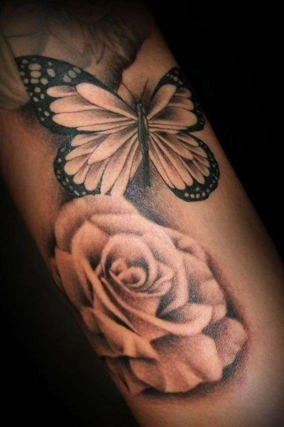 Tatuaggio con rosa e farfalla