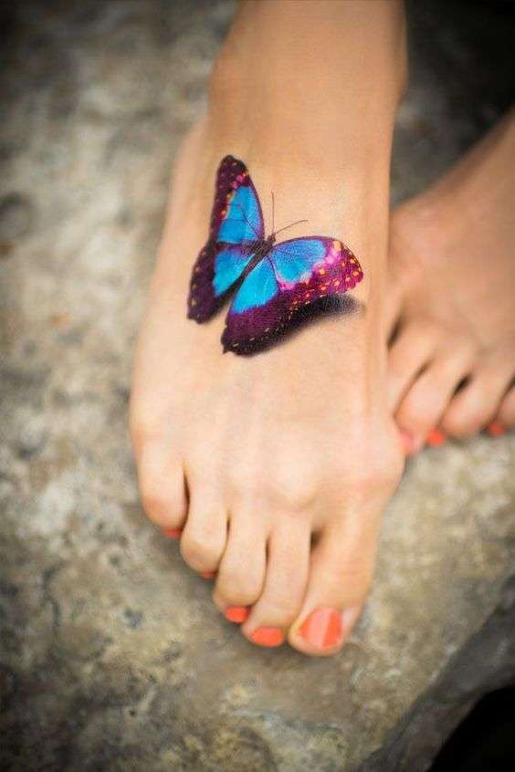 Tatuaggio farfalla colorata 3D sul piede