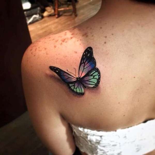 Tatuaggio farfalla colorata 3D