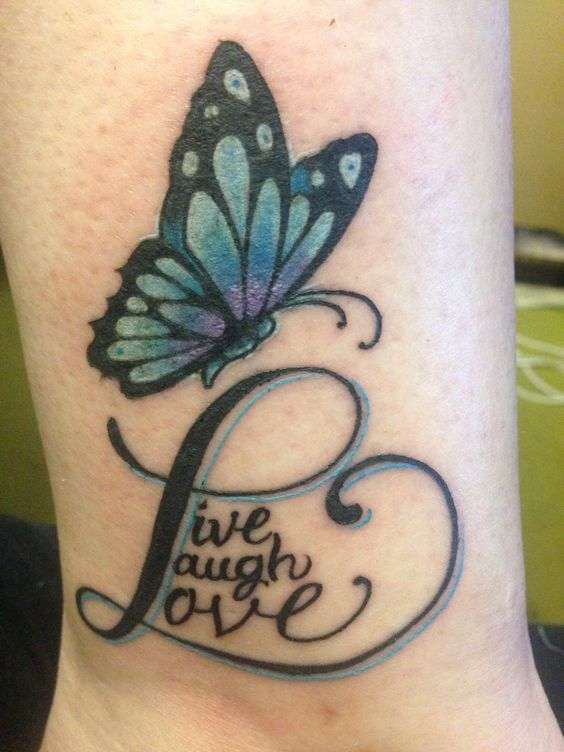 Tatuaggio farfalla colorata con scritta