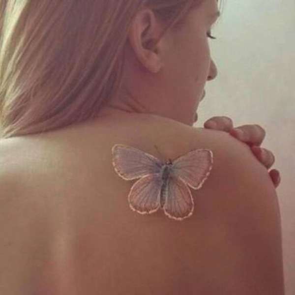 Tatuaggio farfalla con contorno dorato