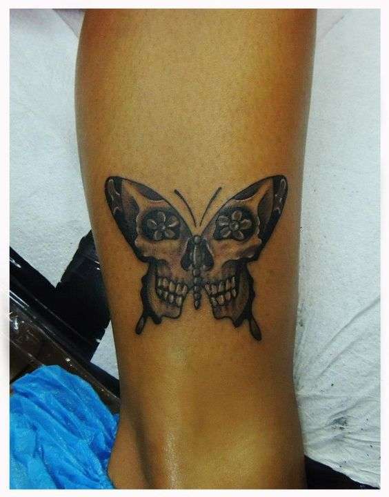 Tatuaggio farfalla con teschio