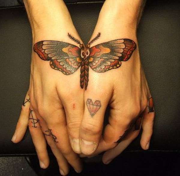 Tatuaggio farfalla diviso a metà sulle mani