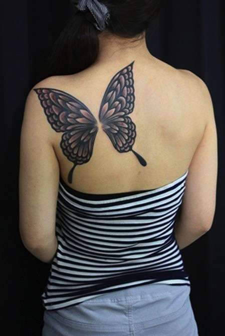 Tatuaggio farfalla in nero