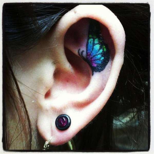 Tatuaggio farfalla nell'orecchio